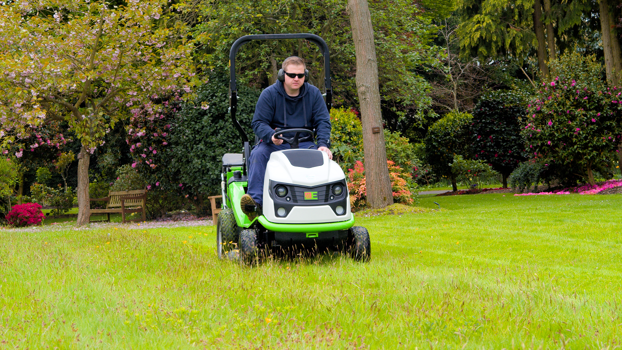 Etesia Hydro 100 at Golders Green Crematorium